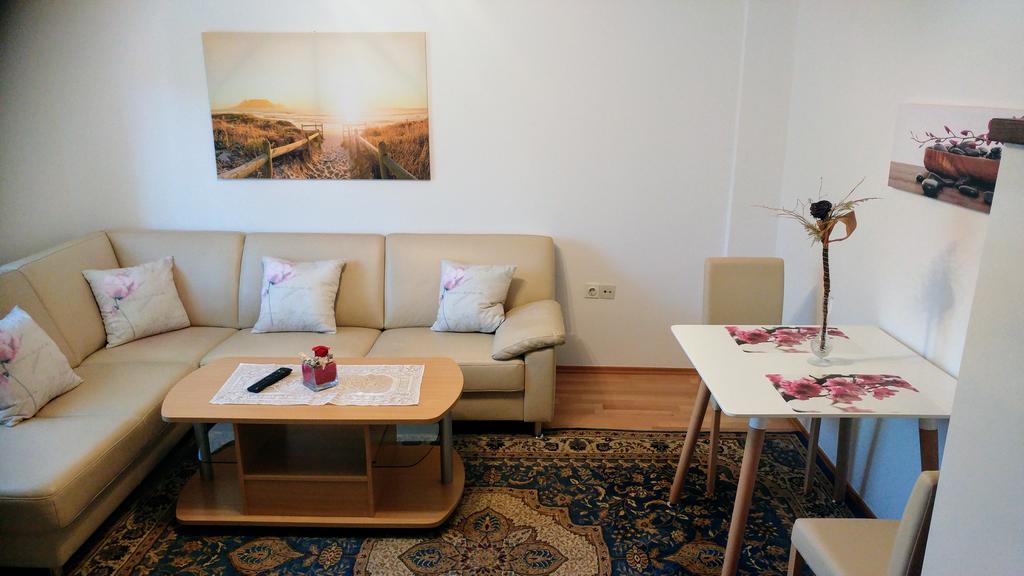 Apartments Ina 로가스카슬라티나 외부 사진